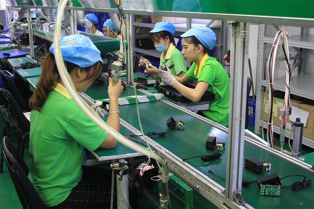 生产中的电源适配器