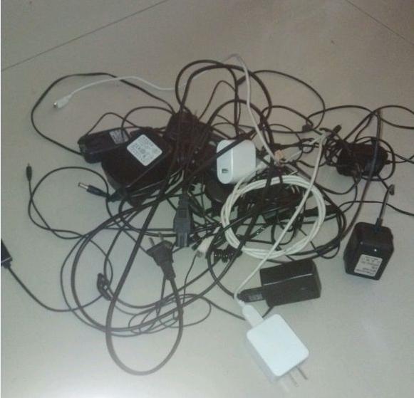 乱糟糟的电源适配器