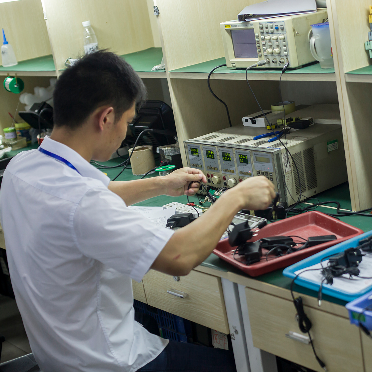 电源适配器充电时冒火花，什么情况？